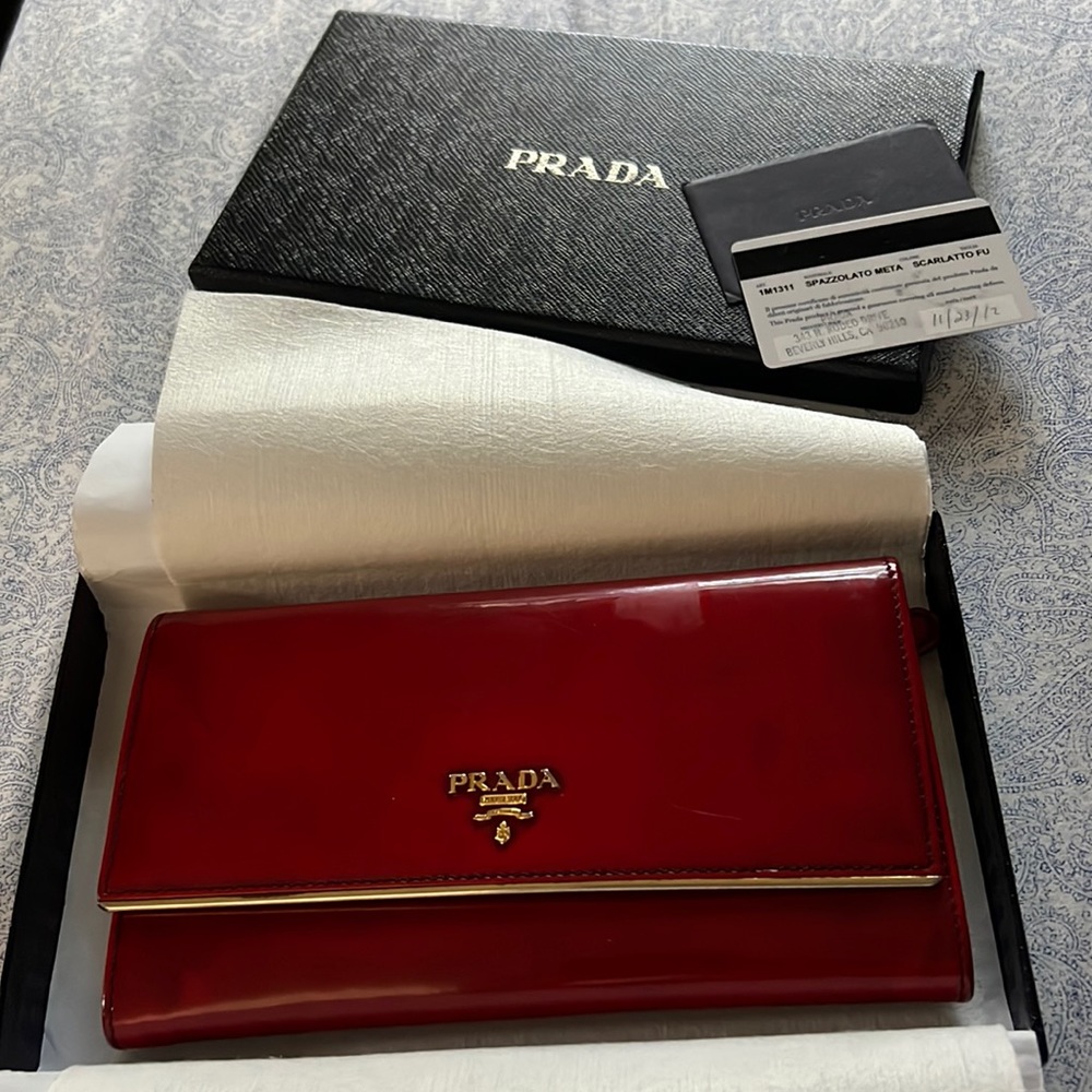 PRADA Wallet 💯 Authentic